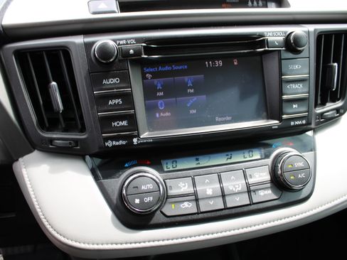 Used 2017 Toyota RAV4 XLE FWD image 17