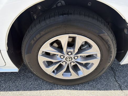 Certified 2025 Toyota Sienna XLE FWD image 28