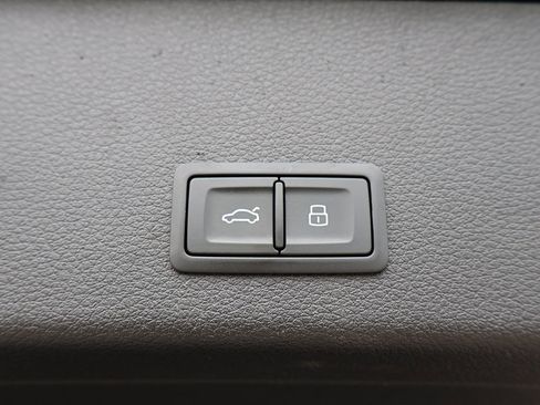 Used 2022 Audi e-tron Premium Plus w/ Premium Plus Package image 22