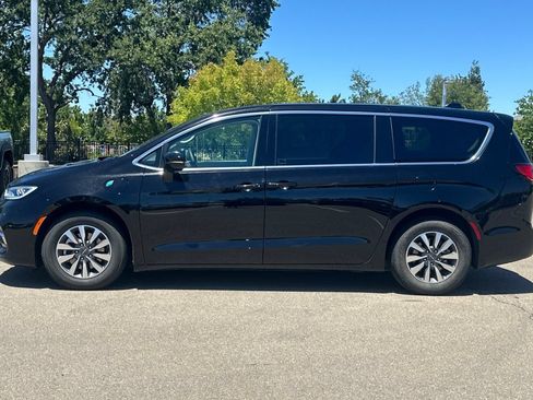 Used 2024 Chrysler Pacifica Limited FWD image 7