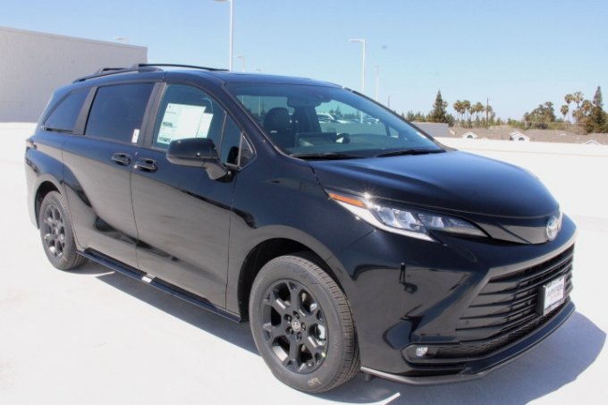 New 2026 Toyota Sienna XLE Woodland Edition AWD/4WD image 2