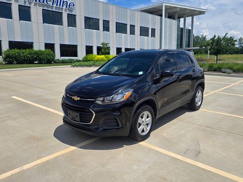 Used 2020 Chevrolet Trax LS w/ Tint and Cruise Package AWD/4WD image 18