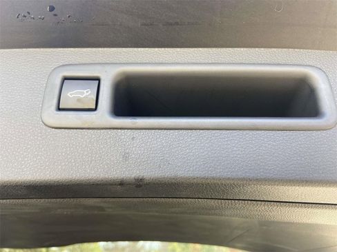 Used 2025 Toyota Highlander XLE image 10