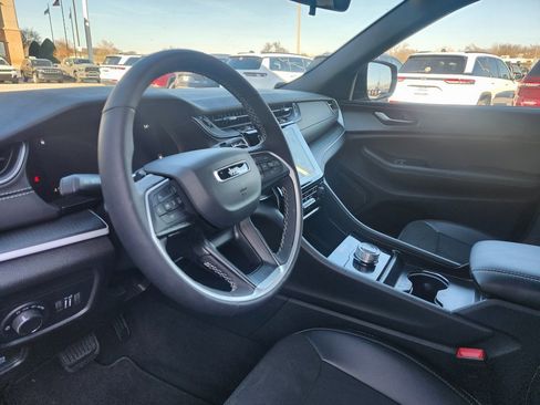 Used 2025 Jeep Grand Cherokee Altitude image 21