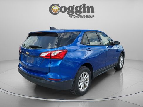 Used 2019 Chevrolet Equinox LS w/ LS Convenience Package FWD image 3