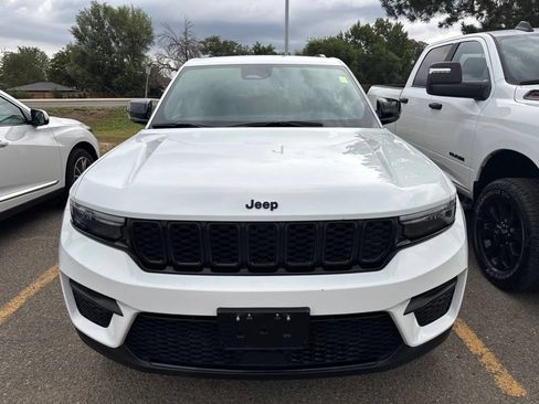Used 2025 Jeep Grand Cherokee Altitude AWD/4WD image 4