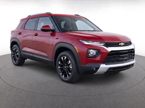 Used 2022 Chevrolet TrailBlazer LT w/ Driver Confidence Package FWD image 2