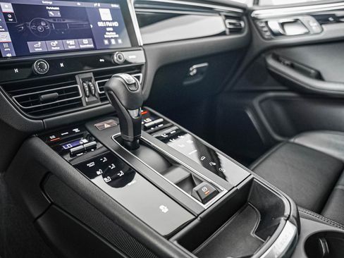 Certified 2024 Porsche Macan AWD/4WD image 20