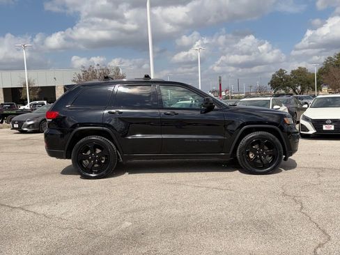 Used 2019 Jeep Grand Cherokee Laredo image 4