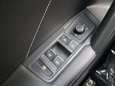 Used 2022 Volkswagen Tiguan SE R-Line image 26