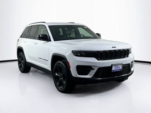 Used 2023 Jeep Grand Cherokee Altitude AWD/4WD image 3