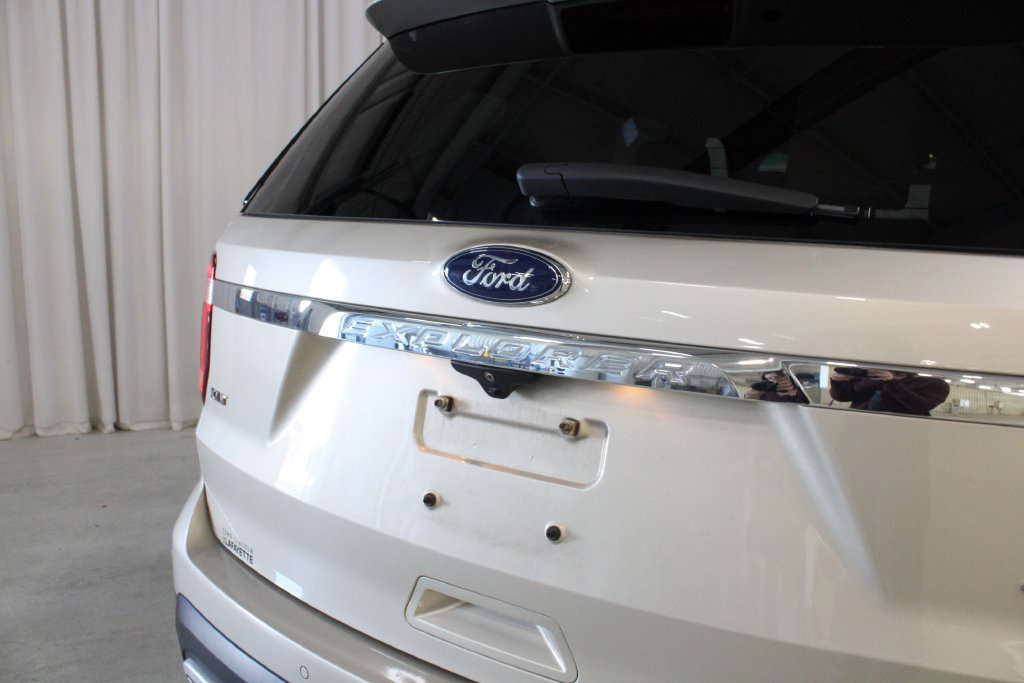 Used 2017 Ford Explorer XLT w/ Equipment Group 202A AWD/4WD image 32