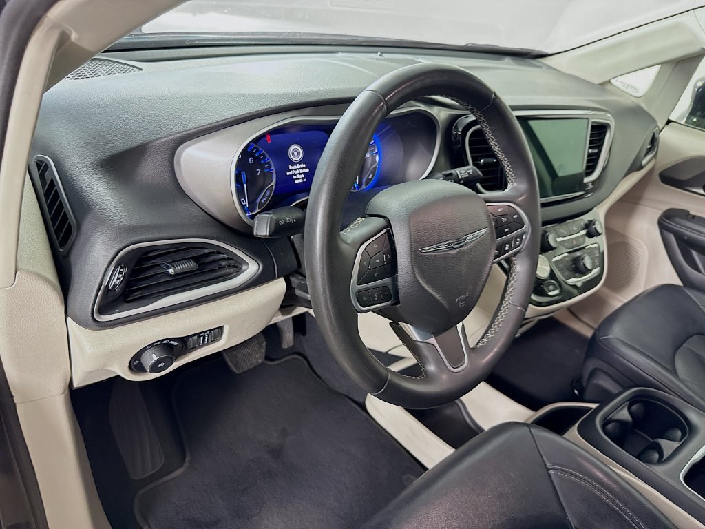 Used 2022 Chrysler Pacifica Touring-L FWD image 9
