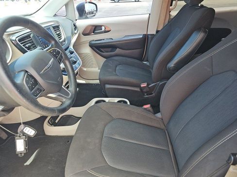 Used 2020 Chrysler Voyager LX FWD image 7