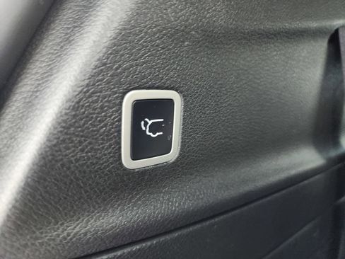 Used 2024 Chrysler Pacifica Limited image 33