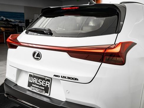 New 2025 Lexus UX 300h AWD image 17