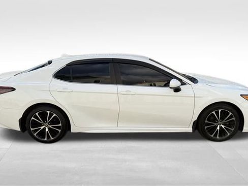 Used 2020 Toyota Camry SE image 4