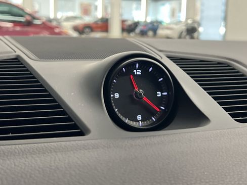 Used 2023 Porsche Cayenne Platinum Edition image 31