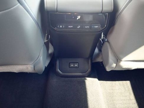 Used 2022 Toyota Highlander XLE AWD/4WD image 21