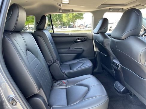Used 2023 Toyota Highlander XLE FWD image 27