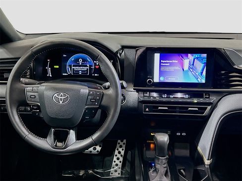 Used 2025 Toyota Camry SE image 19