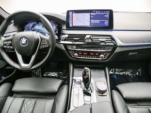 Certified 2023 BMW 530e w/ Premium Package RWD image 13