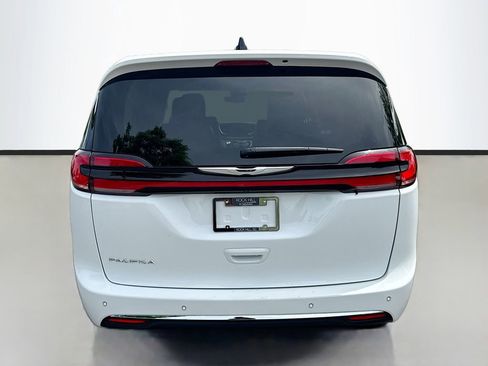 Used 2024 Chrysler Pacifica Touring-L FWD image 7
