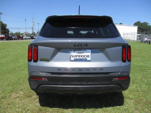 Used 2022 Kia Sorento LX image 4
