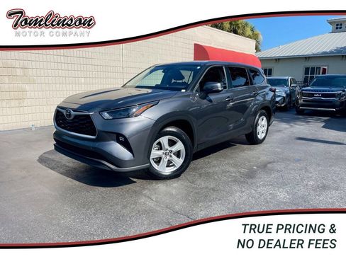 Used 2025 Toyota Highlander LE FWD image 1