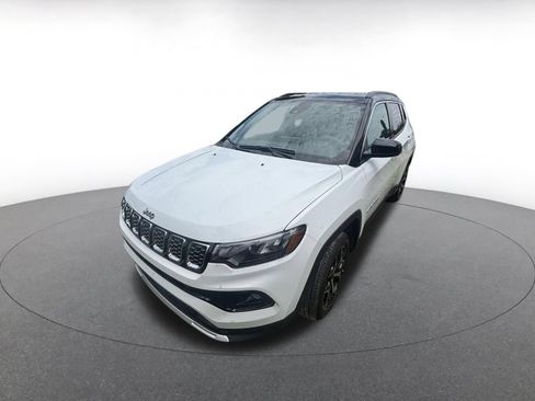 Used 2025 Jeep Compass Limited AWD/4WD image 2