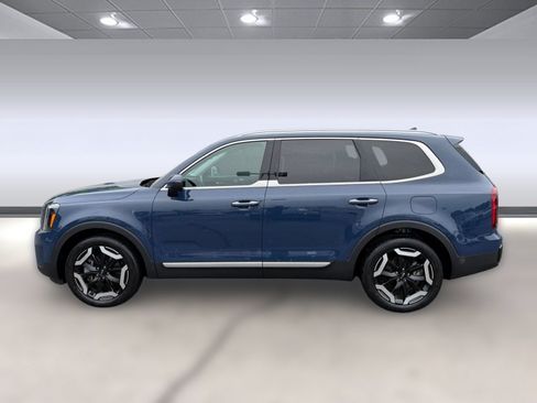 Used 2025 Kia Telluride S FWD image 2