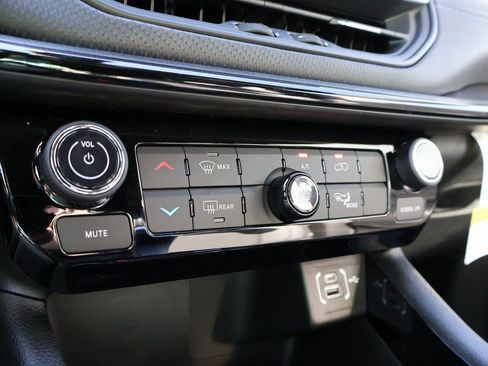 New 2026 Jeep Compass Latitude image 36