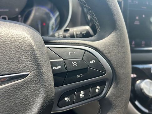 Used 2023 Chrysler Pacifica Touring-L FWD image 21