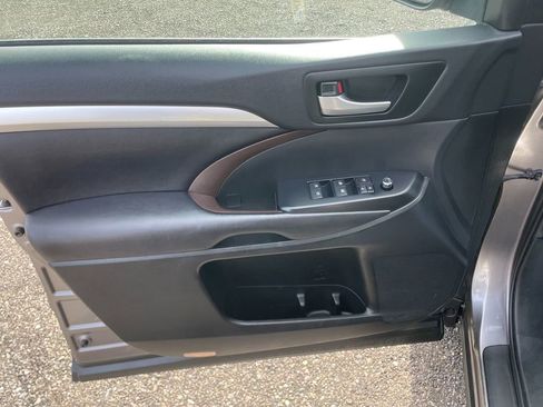 Used 2019 Toyota Highlander XLE image 11