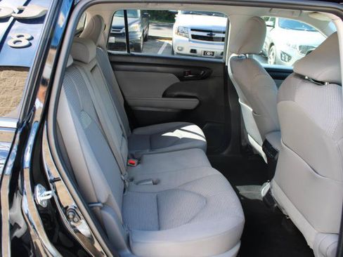 Used 2022 Toyota Highlander LE AWD/4WD image 12