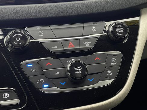 Used 2022 Chrysler Voyager LX FWD image 27