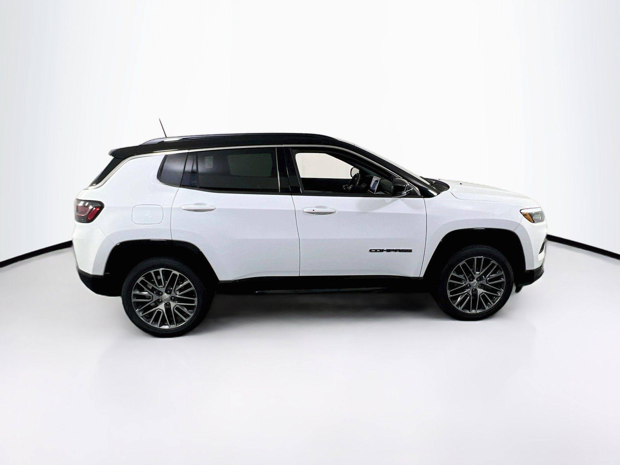 Used 2023 Jeep Compass Limited w/ Elite Group AWD/4WD image 4