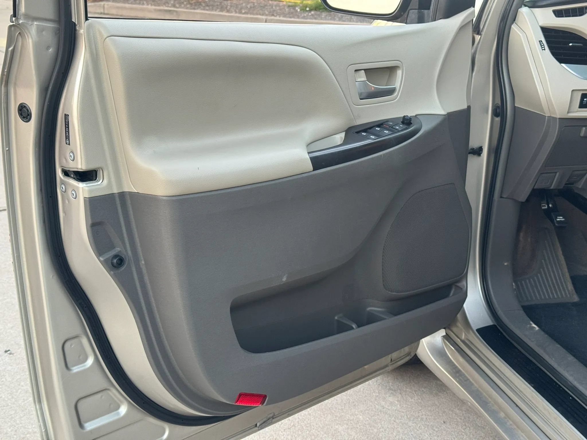 Used 2015 Toyota Sienna LE FWD image 9