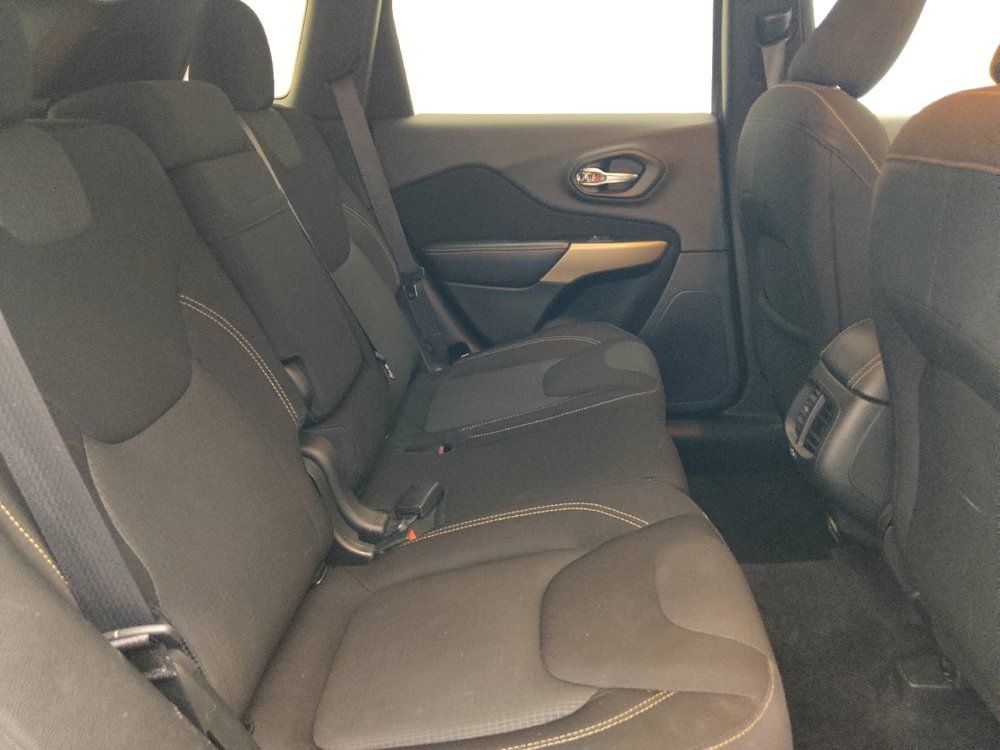 Used 2017 Jeep Cherokee Latitude w/ Safety/Convenience Group FWD image 19