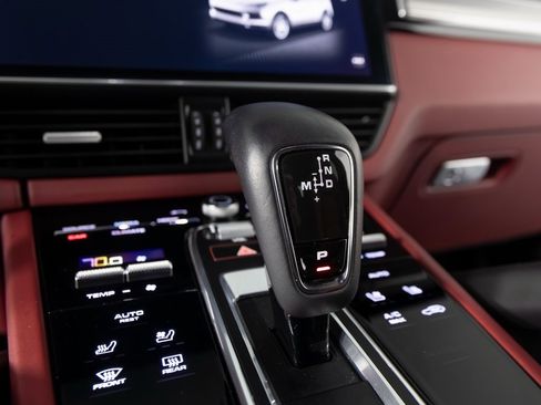 Certified 2023 Porsche Cayenne Platinum Edition image 28