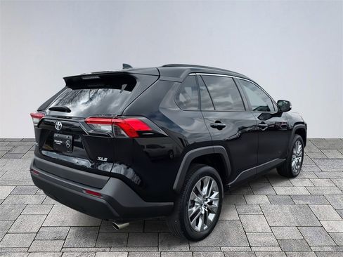 Used 2020 Toyota RAV4 XLE Premium image 7
