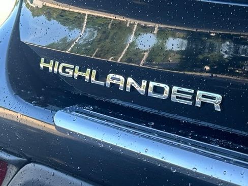 Used 2022 Toyota Highlander XLE AWD/4WD image 12