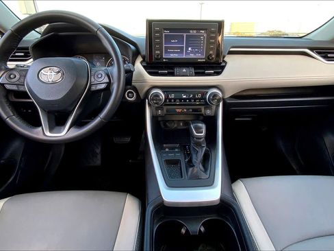 Used 2021 Toyota RAV4 XLE Premium image 14