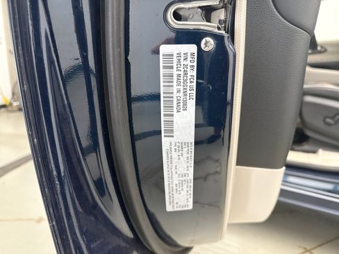 Used 2022 Chrysler Pacifica Limited AWD/4WD image 10