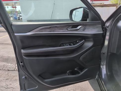 Used 2024 Jeep Grand Cherokee Limited AWD/4WD image 18