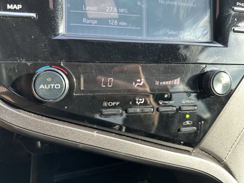 Used 2019 Toyota Camry SE FWD image 16