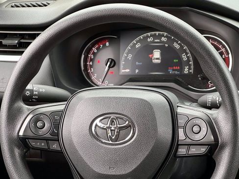 Used 2025 Toyota RAV4 XLE AWD/4WD image 17
