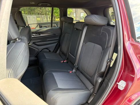 Used 2024 Jeep Grand Cherokee Laredo w/ Luxury Tech Group I AWD/4WD image 19