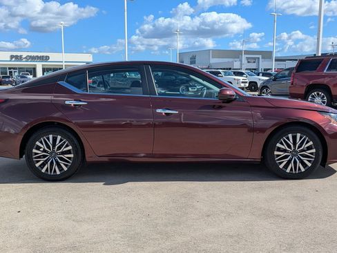 Used 2023 Nissan Altima 2.5 SV image 2