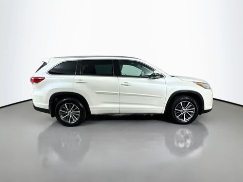 Used 2018 Toyota Highlander XLE AWD/4WD image 9